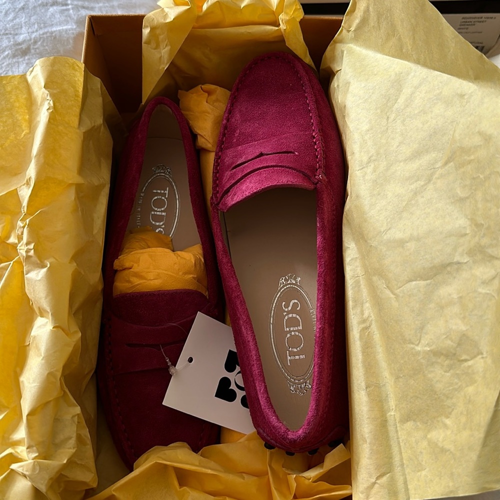 Tod’s women’s size 36.5 Gommini Mocassino in crimson.